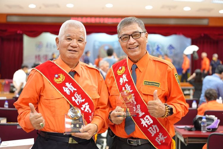 吳松春、吳松標兄弟倆在新北擔任里長，被侯友宜稱為5星級里長。警方提供