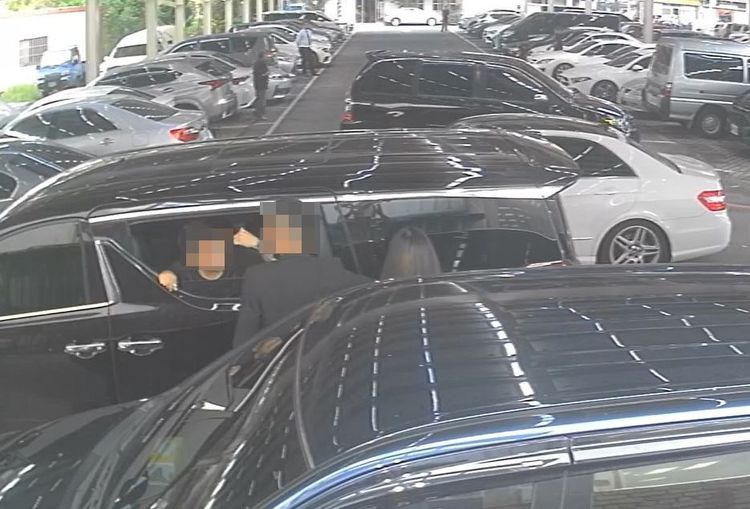 停車場起衝突。翻攝畫面