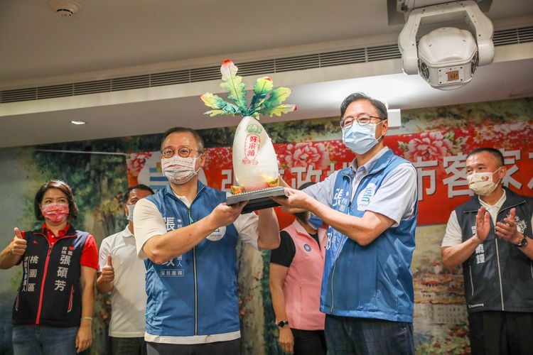 前桃園縣長吳志揚(左)贈張善政好彩頭。張善政競辦提供