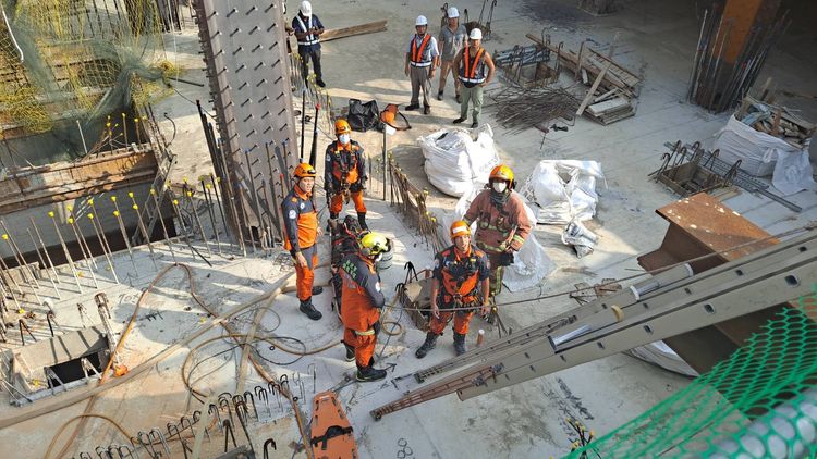 當時王男不慎摔落至地下室，所幸僅受到輕傷。民眾提供