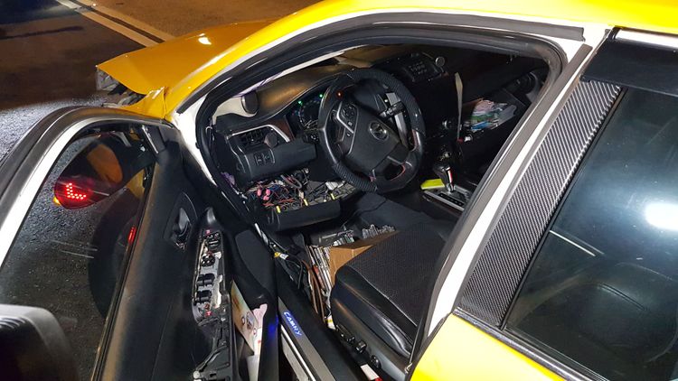 小黃駕駛座內一片凌亂，安全氣囊沒有動作。黃仲瑜攝