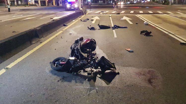 遭撞擊的機車，已全毀。黃仲瑜攝