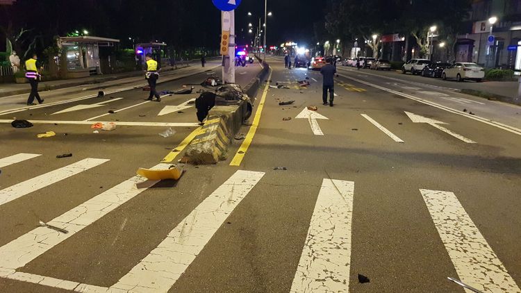 車禍現場機車零件四散。黃仲瑜攝