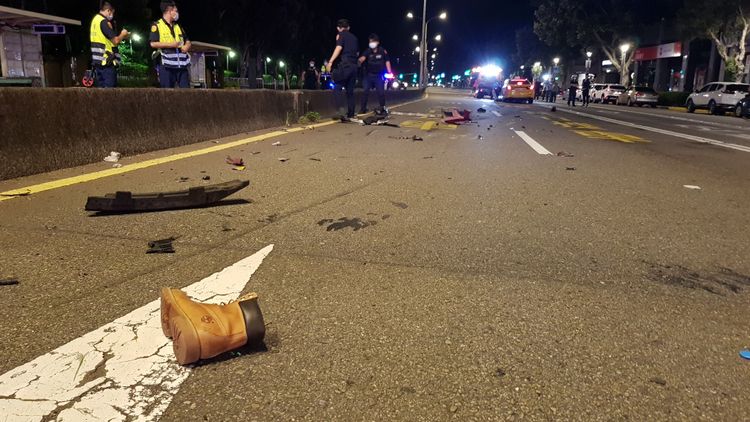 騎士被撞擊後，鞋子留在現場，計程車約30公尺遠才停下。黃仲瑜攝