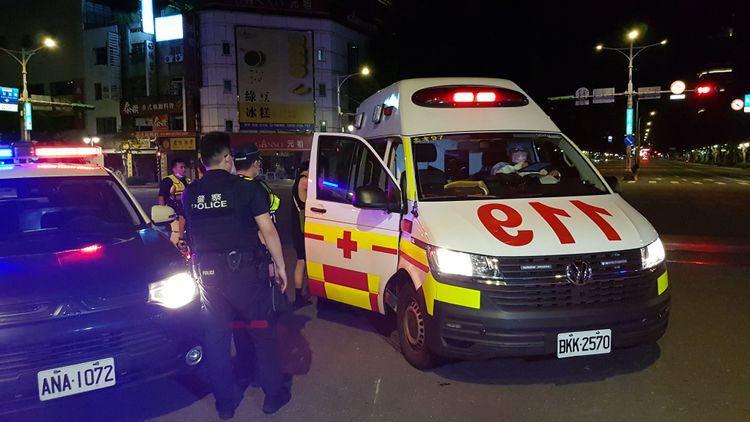 小黃後座乘客由救護車送醫檢查。黃仲瑜攝