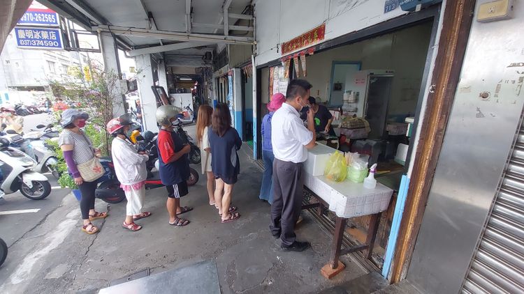 南苗市場旁的湯家大肉圓，上午10點多即有排隊人潮，爭相買苗栗熱狗和肉圓。楊永盛攝