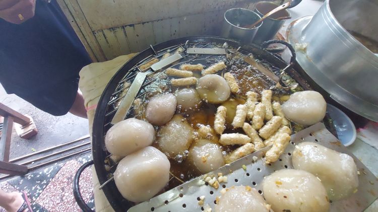 「苗栗熱狗」多數以油泡方式料理，再搭配韭菜佐料，就是客家庄的一道庶民美食。楊永盛攝