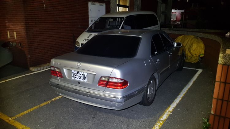 陳嫌的賓士車停在派出所旁。黃仲瑜攝