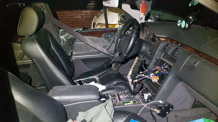 陳嫌車內一片凌亂，都是車窗玻璃碎片。黃仲瑜攝