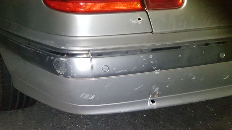 陳嫌的賓士車後方有警方開槍的彈孔。黃仲瑜攝