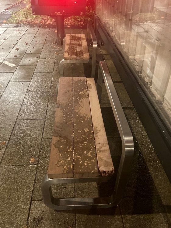 警方接獲報案，公車候車亭座椅遭不明人士潑灑穢物。警方提供