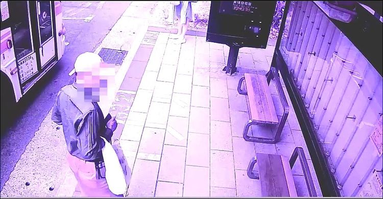黃男在公車候車亭尋找下手目標。警方提供