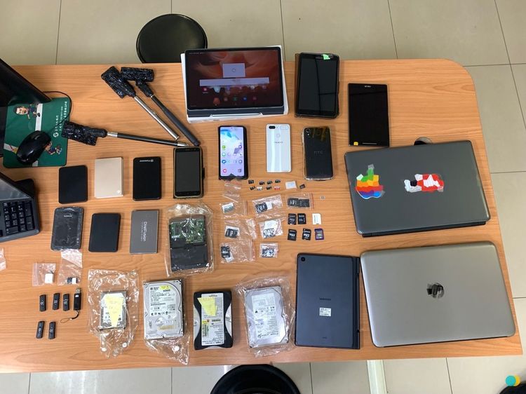 警方查扣黃男的手機、電腦、硬碟、記憶卡及自拍桿，查獲數萬張偷拍照及影片。警方提供