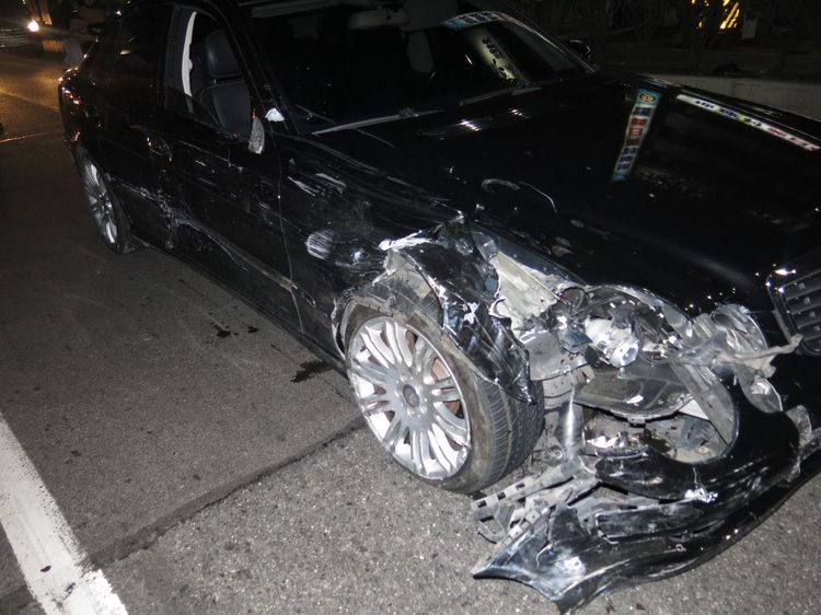 徐男所駕駛的賓士E280右前車頭全毀。警方提供