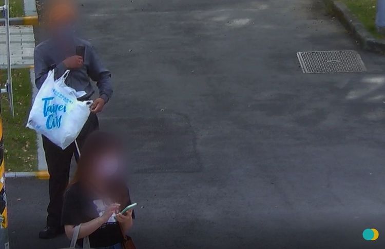 黃男拿出自拍桿，尾隨準備下手偷拍對象。警方提供