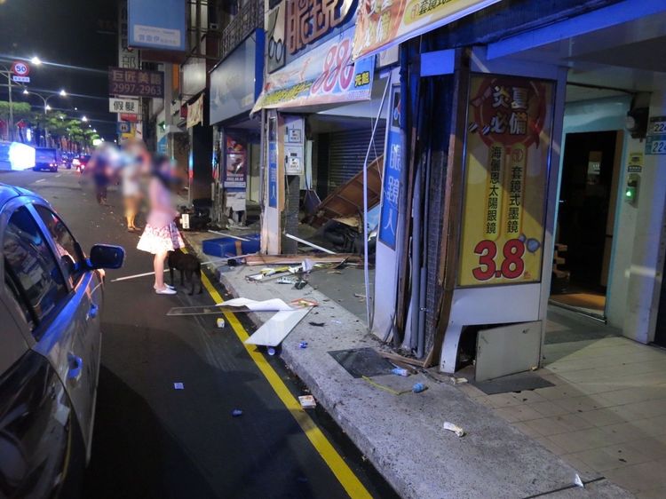 該起車禍導致4間店家騎樓外柱子傾斜毀損、2輛機車、1輛自行車撞毀，所幸並無傷及路人。警方提供