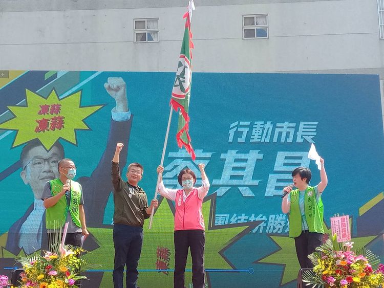 蔡其昌上午參加他與大里霧峰區市議員參選人張芬郁聯合競選總部成立大會。張芬郁競總提供
