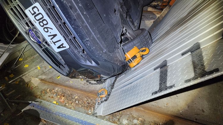 維修工人吊掛的鏈條工具。黃仲瑜攝