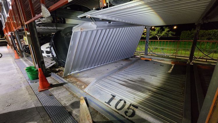 停車平台整片掉落，車輛翻覆，所幸沒有壓到維修工人。黃仲瑜攝