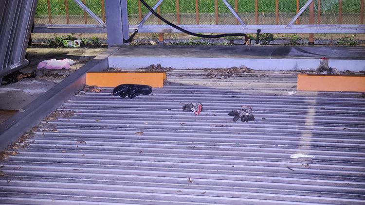 維修工人墜落位置還有留下手套。黃仲瑜攝