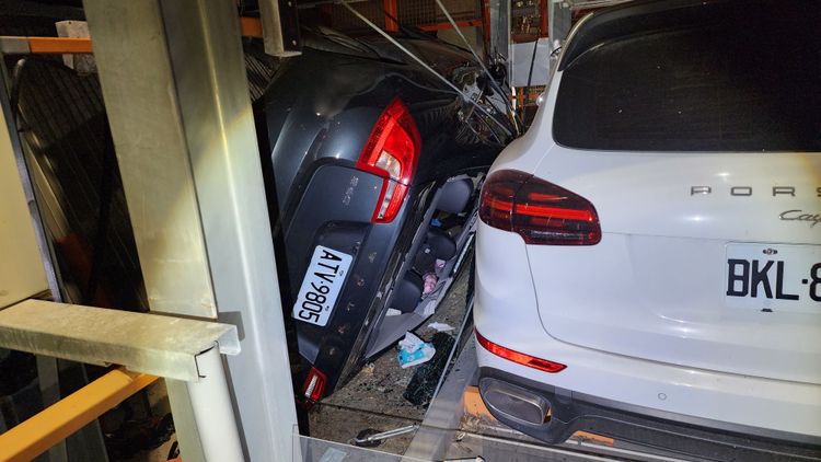 墜落車輛差5公分就波及旁邊的保時捷休旅車。黃仲瑜攝