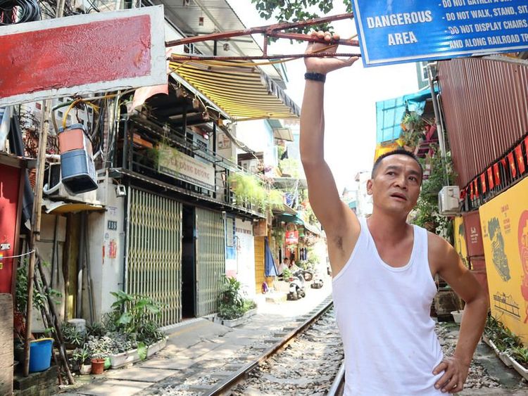 許多外國旅客到了火車街才知無法進入。在火車街賣了7年咖啡的黎俊英感嘆不已。中央社