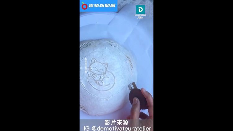 達人以刀片在麵包體上割出稻穗的圖案。翻攝自IG demotivateuratelier