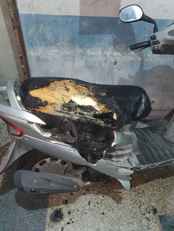 呂男在父親的機車上潑灑煤油，並以打火機點燃縱火。警方提供