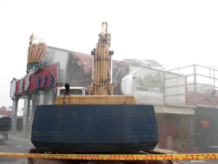 當時任副市長的侯友宜展現鐵腕作風，帶隊強力拆除占地百坪面積的皇都理容院。翻攝畫面