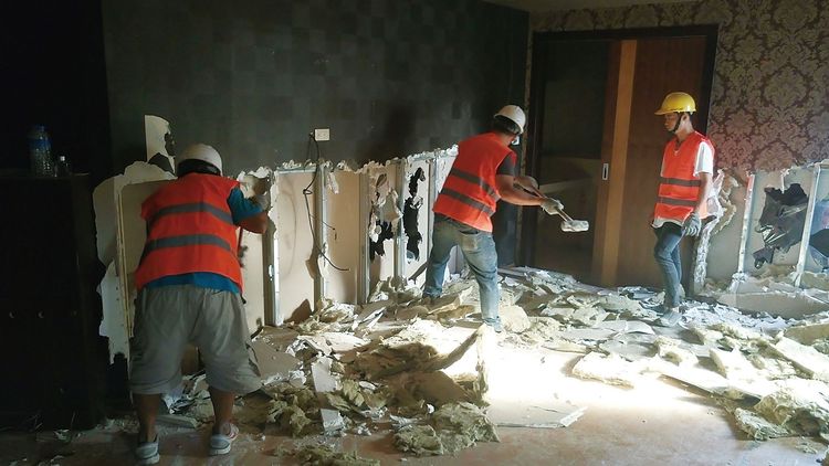 在新北市公安小組查緝下，將暗藏地下大賭場新莊區京鑽SPA館拆除。翻攝畫面