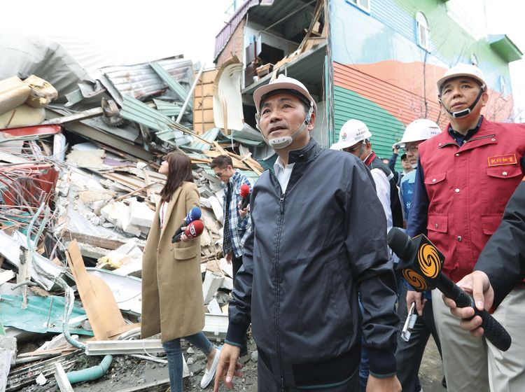 新北市長侯友宜視察無照營業，又屢遭警方查獲開毒趴的汽車旅館拆除。翻攝畫面