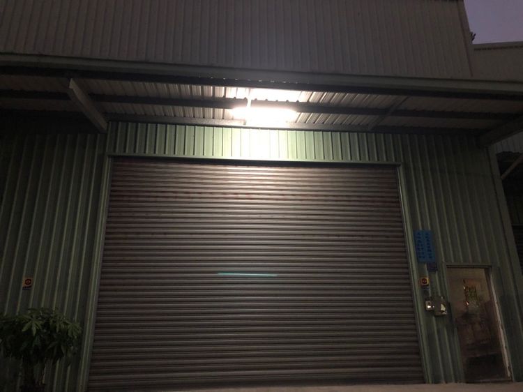 涉嫌改標販售過期食品的立崧食品晚間鐵門拉下，無法獲知回應。民眾提供