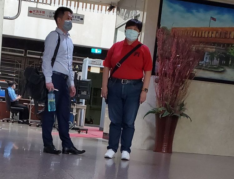 依洛公司劉姓股東(紅衣)。呂志明攝