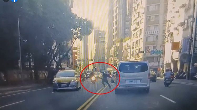 老翁當時跑步穿越馬路。翻攝臉書社團《爆料公社》