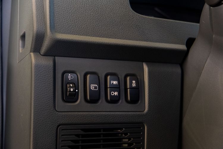 方向盤左方的PWR / CHR按鈕，能依使用需求切換四種油電輸出及充電模式。翁玉信攝