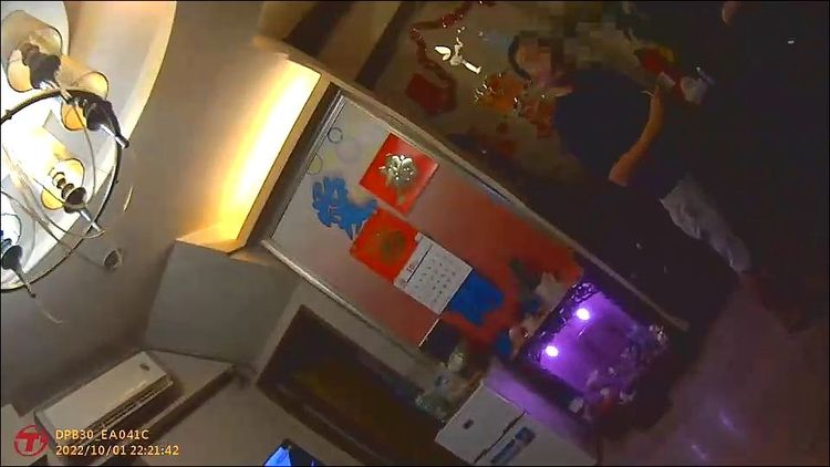 警方進到店內，迅速將老闆控制，以免通知房內人員滅證。警方提供