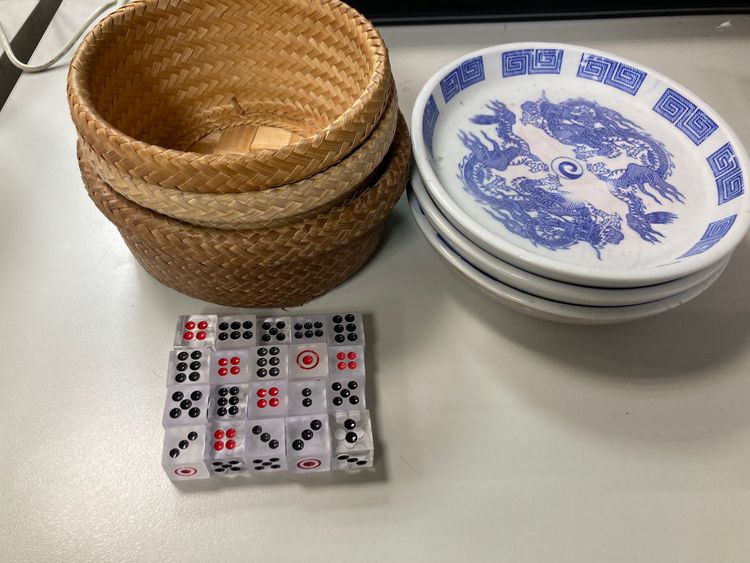 羅女以泰式骰子博弈方式，吸引大批泰籍同鄉前來。警方提供