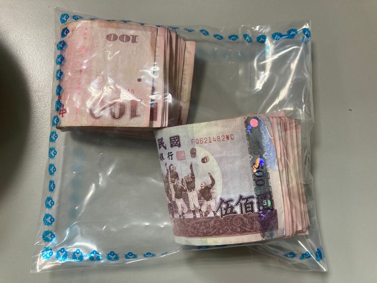 警方查獲賭資57萬及抽頭金2萬元。警方提供