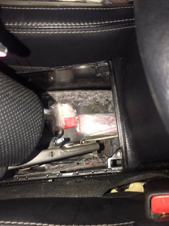 警方在察覺李男車上排檔桿有異狀，打開防塵套發現藏有毒品。警方提供