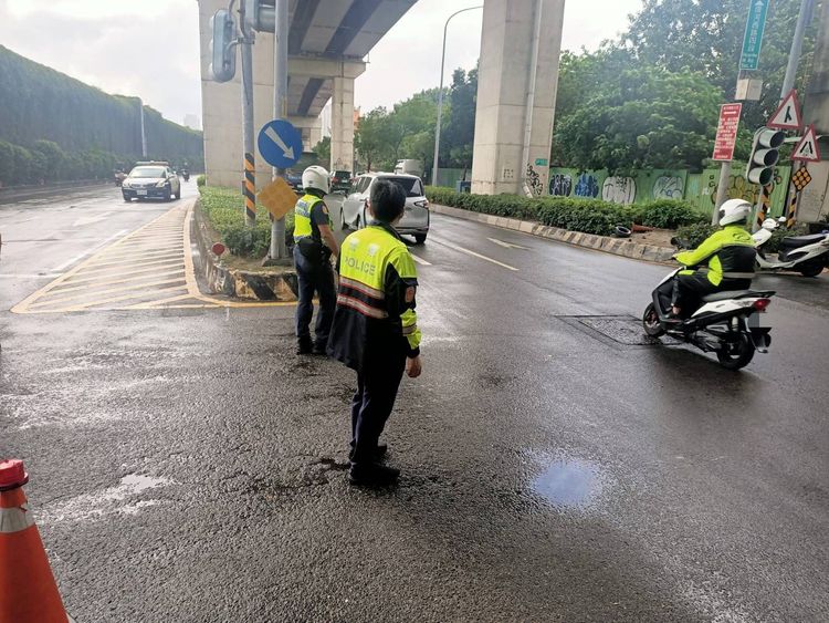 警方抵達，將現場封鎖，引導往來車流。警方提供