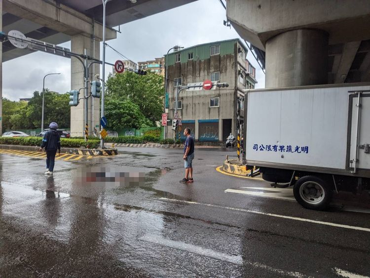 貨車司機經過該處，聽到女子尖叫，下車查看赫然發現女子躺在車後。翻攝畫面