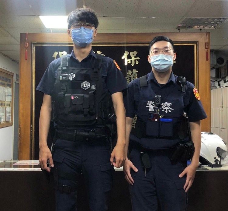 當時巡邏警員吳哲豪（左） 吳庭宇（右）發現迷途老婦呆坐路邊，熱心的上前詢問並協助返回家中。警方提供