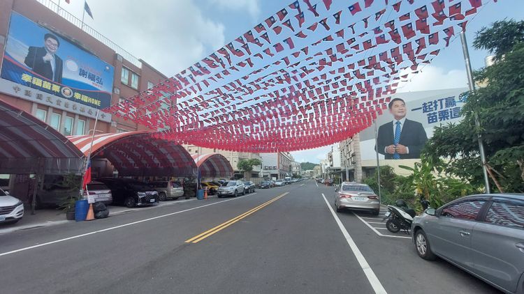 謝福弘選縣黨部為競選總部，鍾東錦刻意在對面架競選看板。楊永盛攝