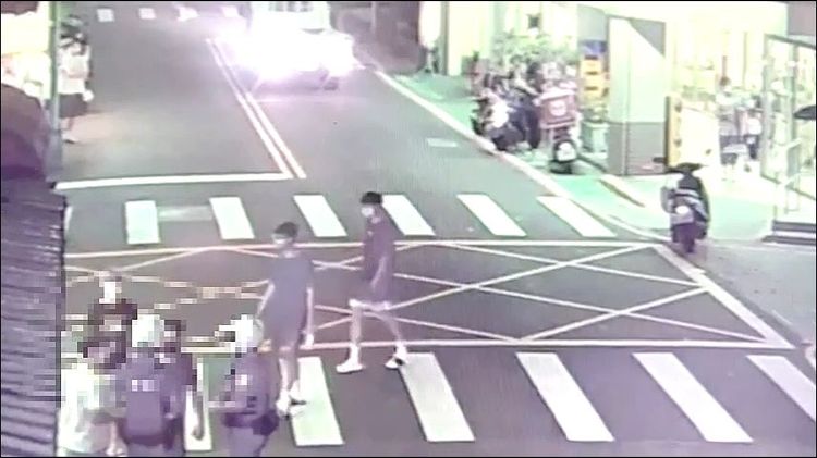 警方到場，將邱男帶回派出所並強制送醫。警方提供