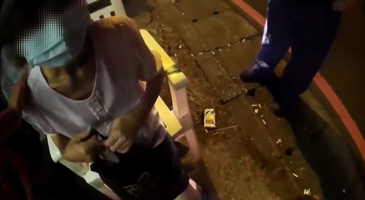 執行巡邏勤務的警員發現老婦呆坐路旁，先載回派出所內安置。警方提供