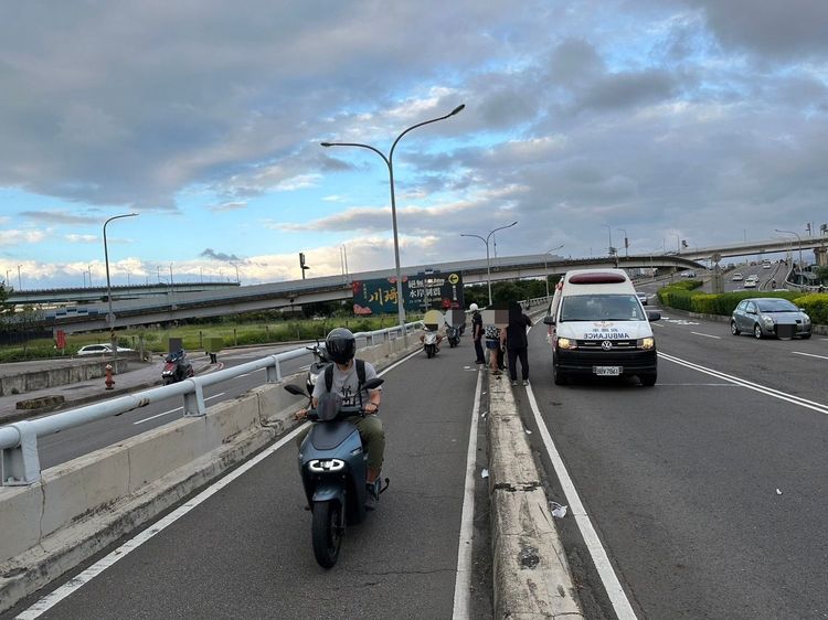 謝男當時接到在北市工作的妻子，從華江橋下橋時，卻不慎自摔。民眾提供