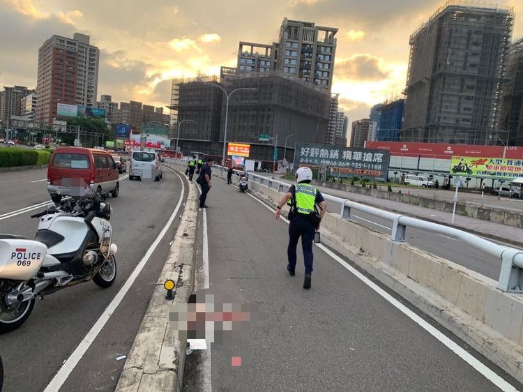警方正調閱監視器，進一步釐清肇事原因。民眾提供