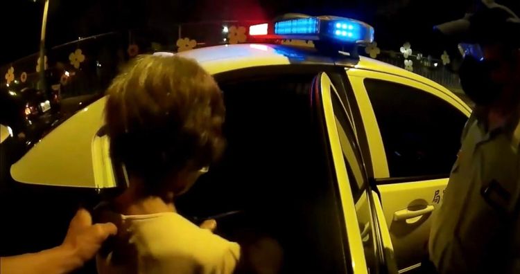 警員先開車帶老婦回派出所，細心詢問資訊幫助聯絡家人。警方提供