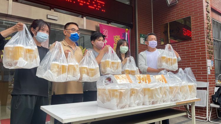 中和分局表示，感謝麻古茶坊中和店的加油打氣已大大提振同仁們的士氣。陸運陞攝