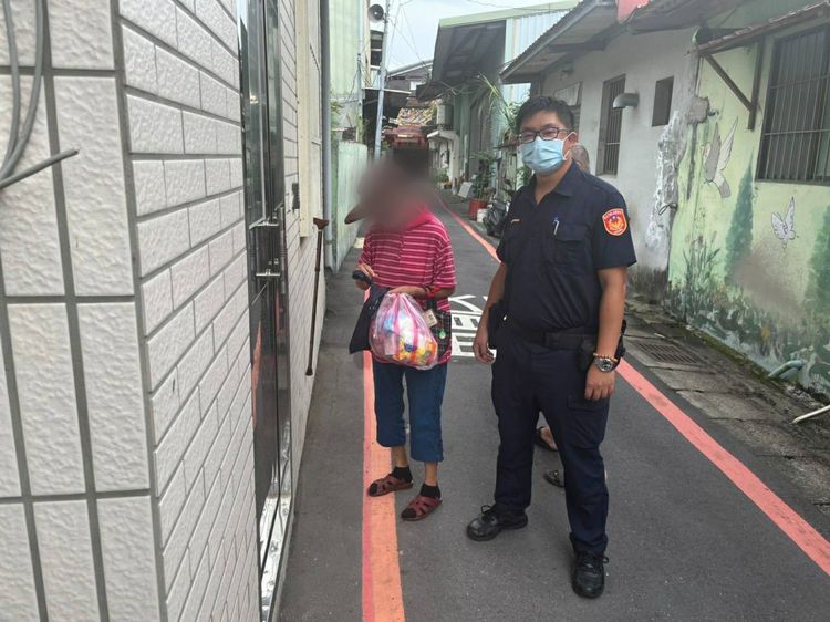 警員發現婦人無法正常言語表達，先將婦人帶回所內安置。警方提供